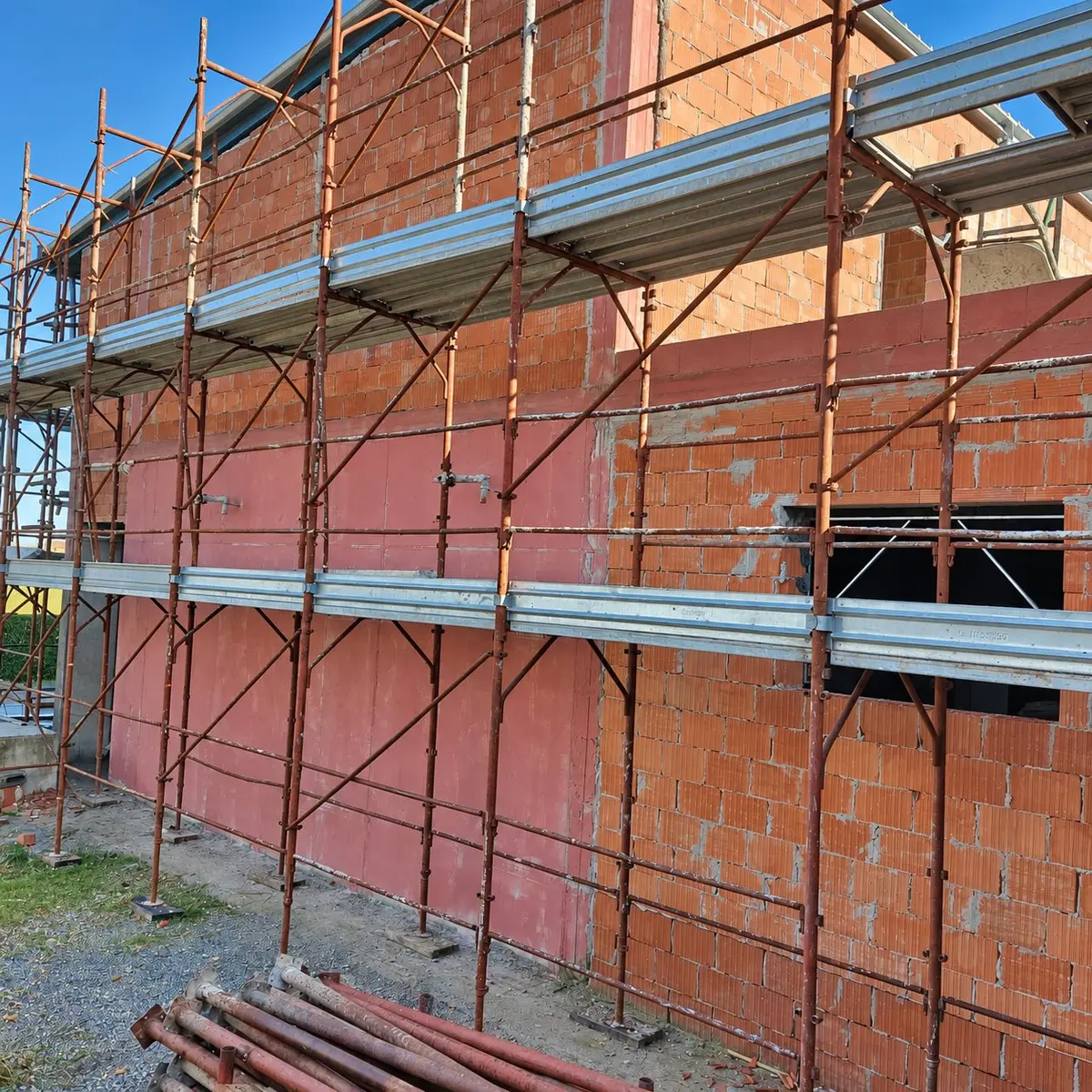 Facciata in lavorazione - cantiere di Amici di Egitto Edilizia